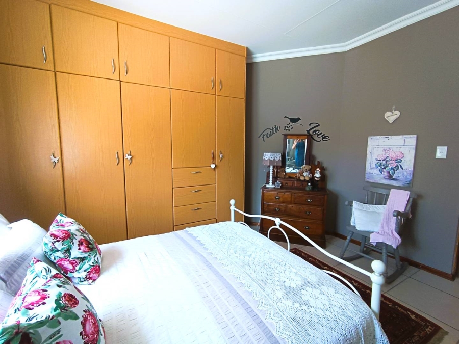 5 Bedroom Property for Sale in Langenhovenpark Free State